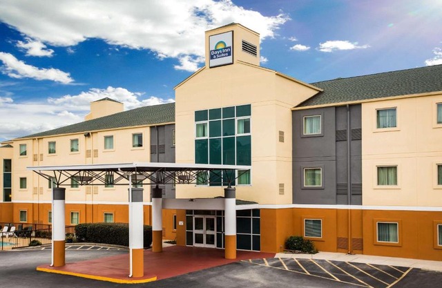 Days Inn & Suites by Wyndham Augusta Near Fort Eisenhower