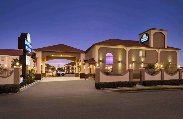 Days Inn & Suites by Wyndham Houston Hobby Airport