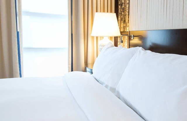 DC Queen Room – Elegant & Cozy Stay