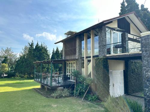 De Villa Istana Bunga Lembang by YourHome