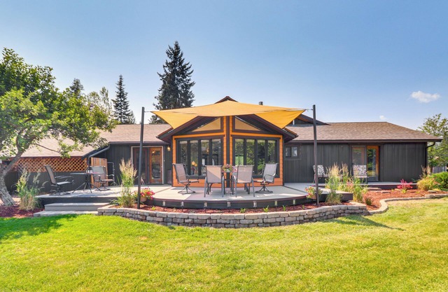 Deck & Mtn Views: Libby Home on Golf Course!