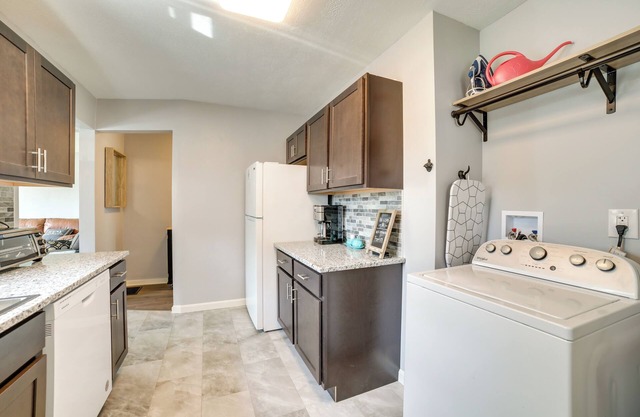 Deck & Patio: Inviting Abode in Natrona Heights!