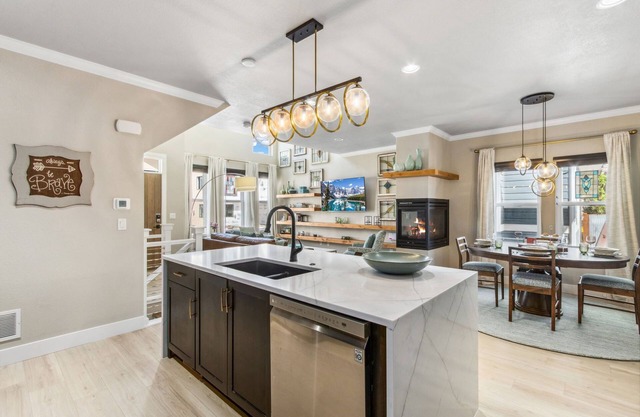 Decked Out Sunset Views, Fire Pit & Fenced Yard