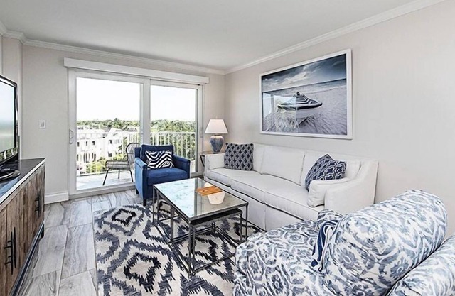 Del Mar Club in Naples