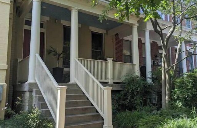 Delightful 1 bdrm/2 bed in center of Capitol Hill.