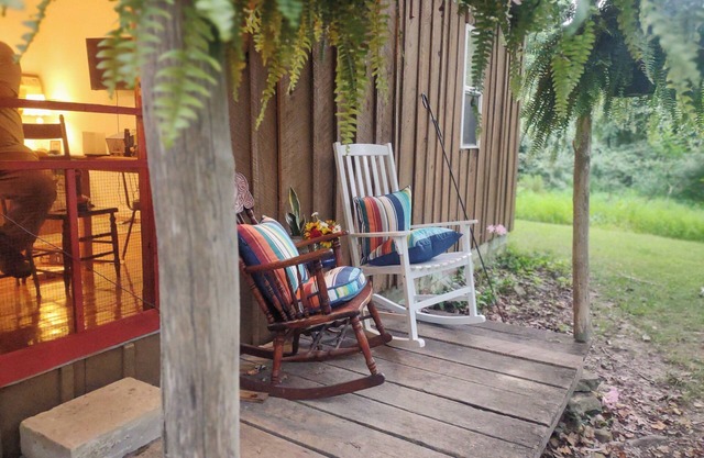 Delightful Cabin near a wildlife refuge, 6 miles to Carbondale Illinois.