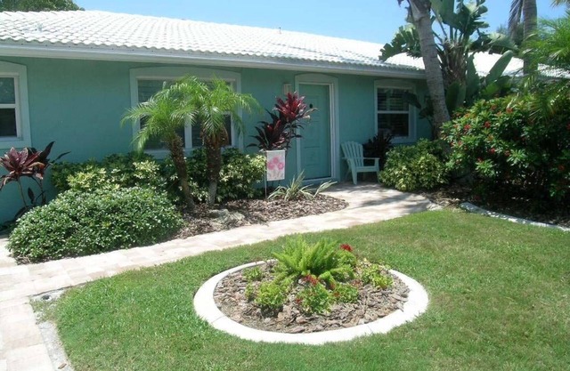 Delightful, comfortable villa just steps from the beach!