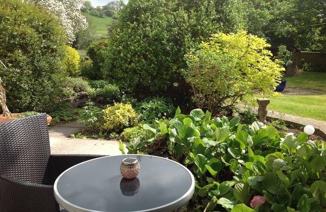 Delightful Cottage in a Peaceful Rural location, but only 5 minutes to the city.