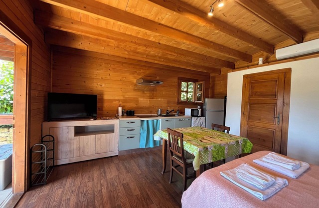 Delightful Cottage surrounded by greenery, with swimming pool, a few steps from Rome