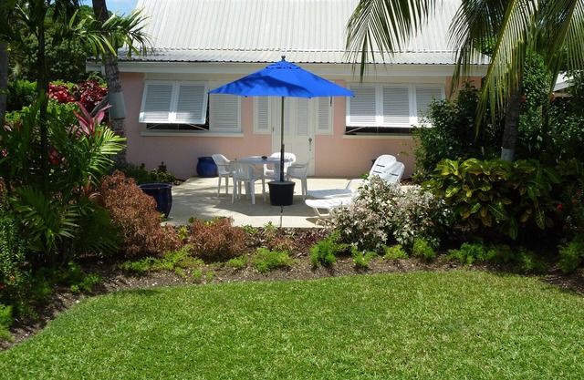Delightful garden cottage, realistically priced, near to Gibbs/Mullins beaches