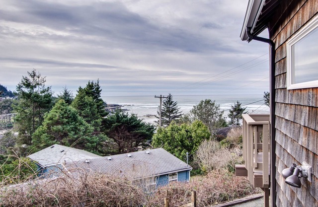 Delightful Home with Ocean View & Private Hot Tub - 3 Blocks to Beach