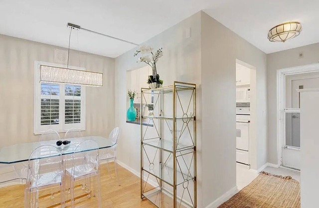 Delightful on-island 2-bedroom condo in Vero Beach, Walk to all!