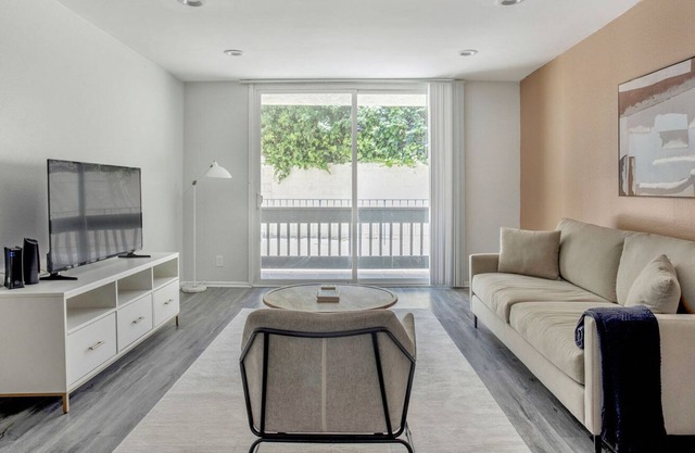 Delightful Pacific Palisades 1BR w/ Hot Tub, nr Beach, by Blueground