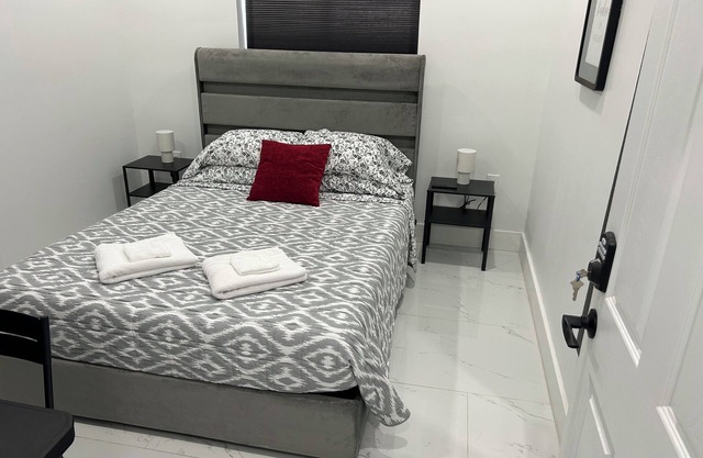 Delightful Private Room, Near the Airport - Free Parking