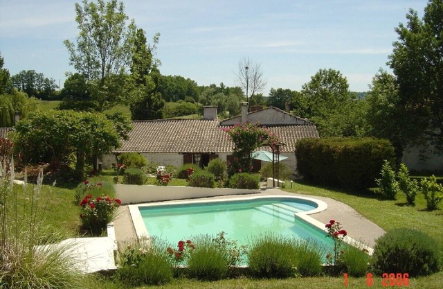 Delightful, spacious cottage with private pool set in quiet hamlet
