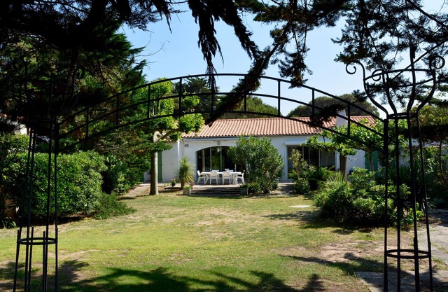 Delightful Villa beachfront to Grenettes