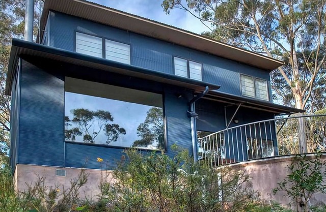 Delmonte | Modern home set on a large bush block located near Hydro Majestic