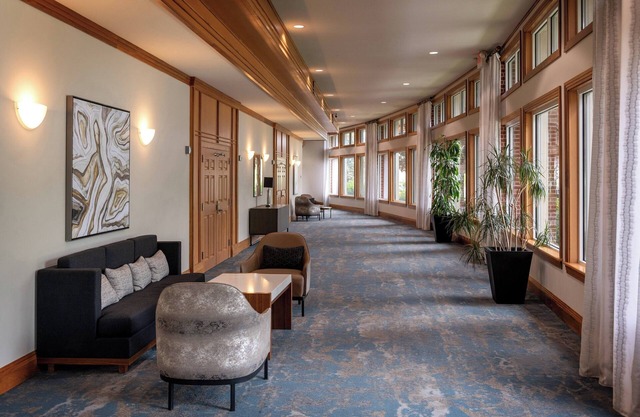 Delta Hotels by Marriott Huntington Mall