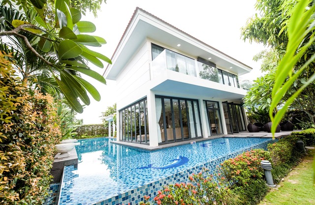 Deluxe 4BR Pool Villa close to the beach
