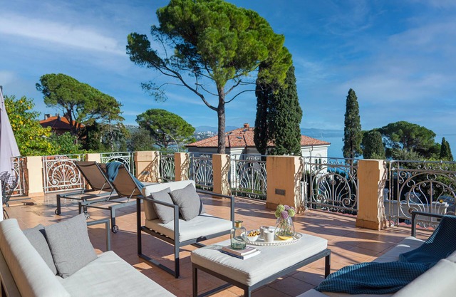 Deluxe apartment with beautiful sea-view-terrace: 50m to sea, walk to city