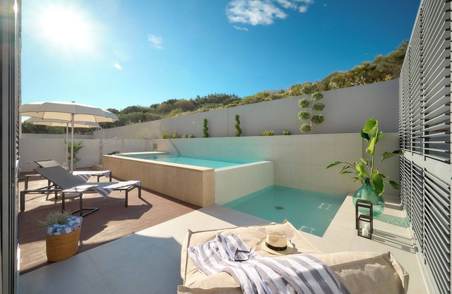 Deluxe Apartment with private heated pool on Žnjan Beach - Urban Nook