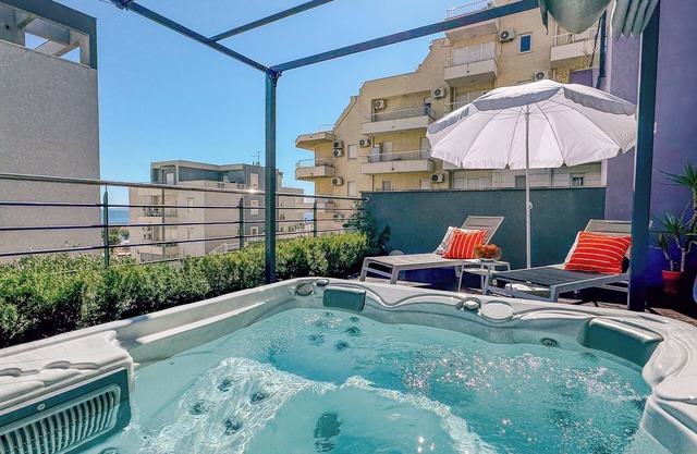 Deluxe beach suite with hot tub, 2 minutes away from the beach