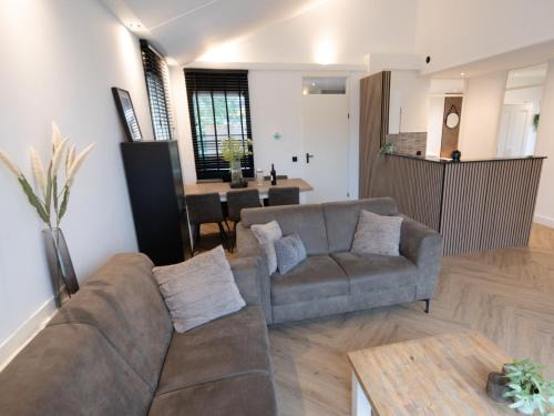 Deluxe Canal-Side Stay, cleaning included