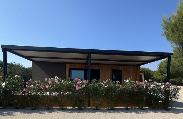 Deluxe holiday home with sea view and whirlpool