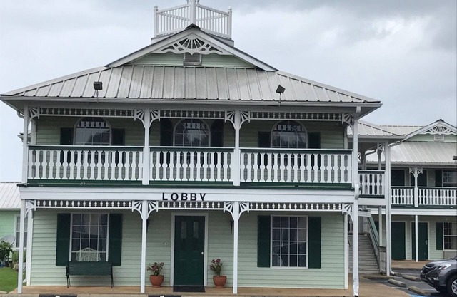 Deluxe Inn And Suites