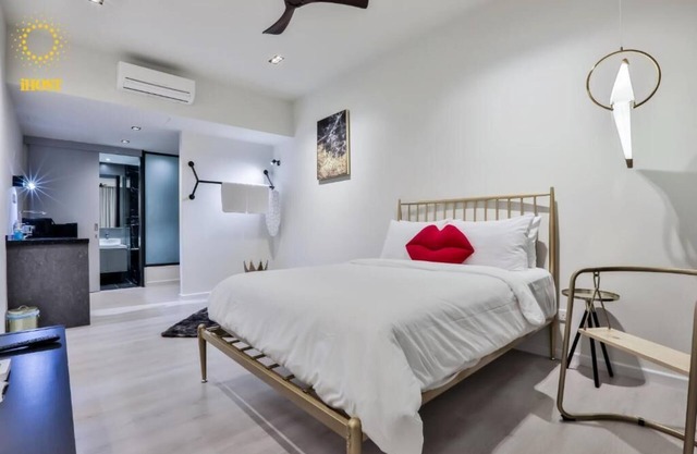 Deluxe King Suite with Garden View 3