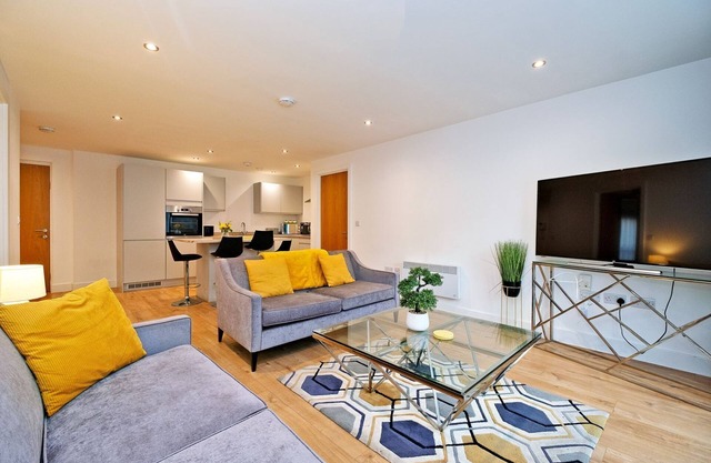 Deluxe Modern 2br Apt Balcony Walk to City