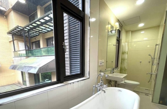 Deluxe Room with Bathtub