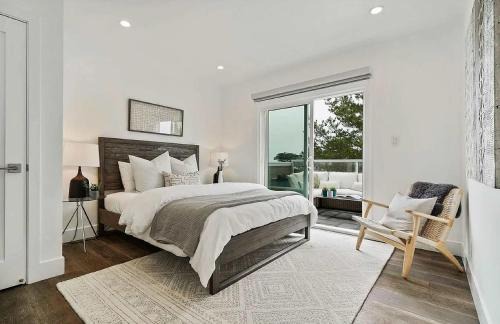 Deluxe Room with Private Bathroom & Full Amenities