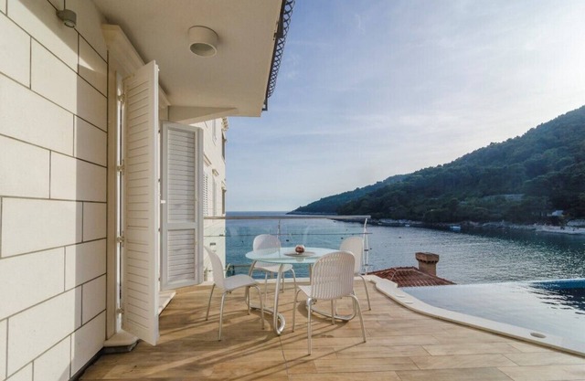 DELUXE STUDIO - TOUCH OF INFINITY