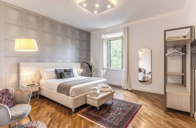 DELUXE Suite, stunning view of the Tiber River. Top floor with elevator
