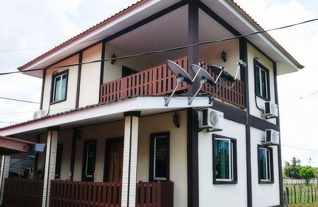 Deluxe Triple Room W/Balcony & Private Bathroom