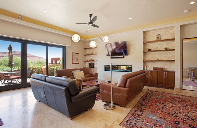 Desert retreat with great red rock views & patios - near Snow Canyon
