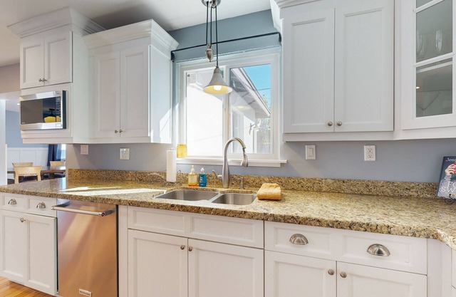 Desert stunner with enclosed yard, pool, grill, W/D, & AC - dog-friendly