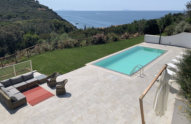 Design villa facing the sea, private pool, a/c, wifi, garden, parking