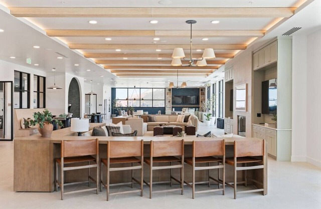 Designer 1BR with Pool and Htub