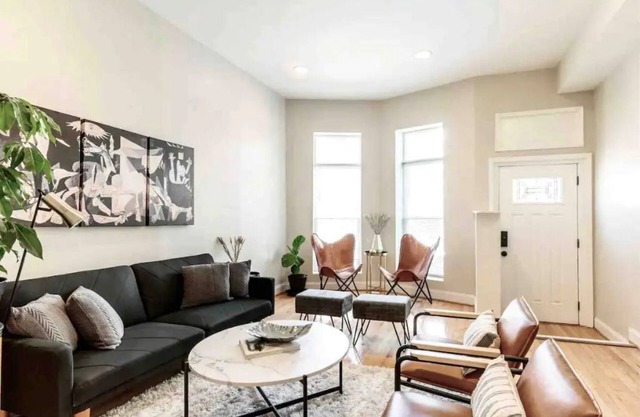 Designer 5-bedroom townhouse w parking on premises