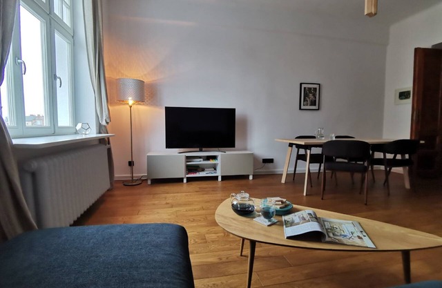 Designer Apartment 110m² w/King Beds, Balcony, Smart TV + Equipped Kitchen