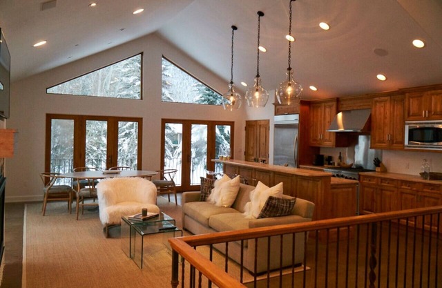 Designer Home in Warm Springs w/Mountain Views