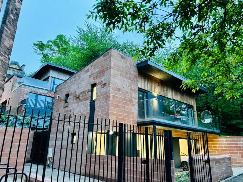 DESIGNER HOUSE - University of Glasgow/Central Glasgow 'Hillhead' West End G12 - Luxurious & Contemporary Detached House/Terrace/Garden/'electric car charging' Garage Parking
