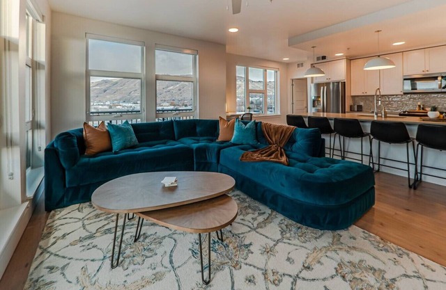 Designer NEW 2BD 2BA Pool/Htub/Gym/Bowling
