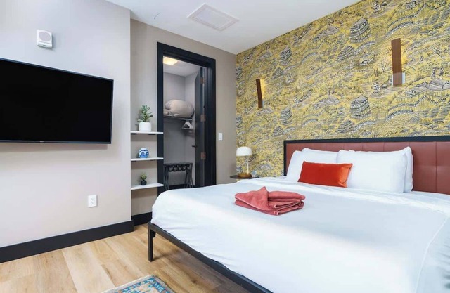 Designer Studio w/Balcony & Rooftop Patio on Tennyson Street