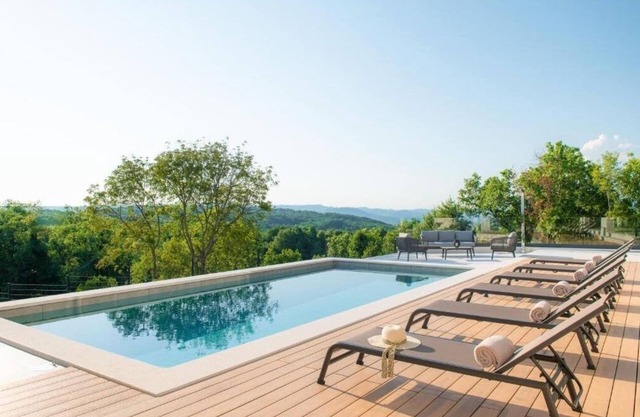 Designer Villa La Guardia wt pool, sauna, jacuzzi