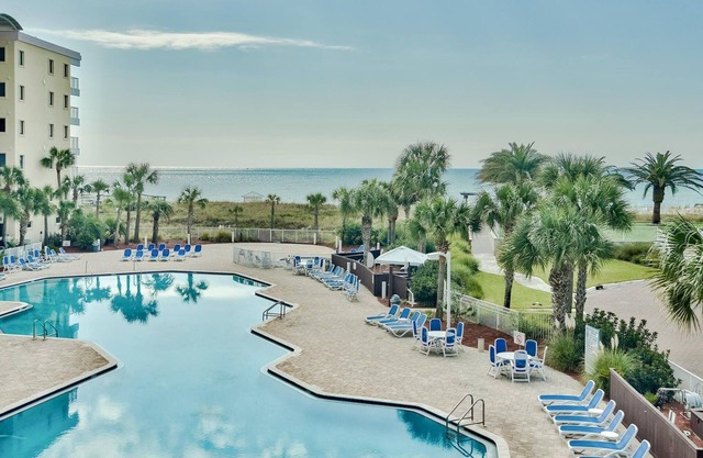 Destin west, Ocean view, walk to the beach, lazy river, hot tubs and 7 pools