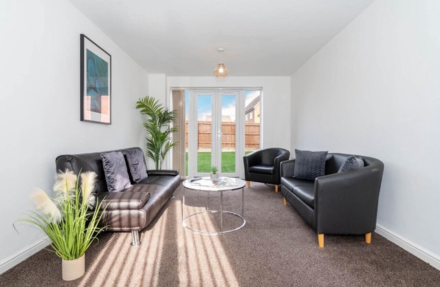 Detached 3 Bed House - Garden - Parking & Fast WiFi
