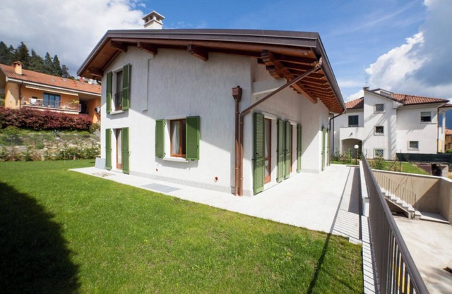 Detached 5½-room house with large garden and beautiful lake view